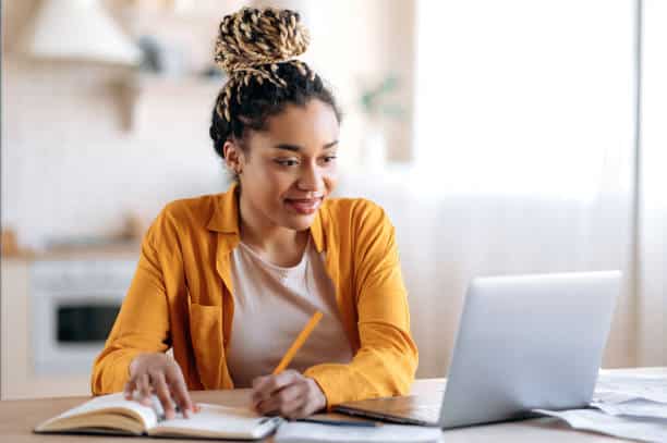 Bilde av dame som tar online kurs