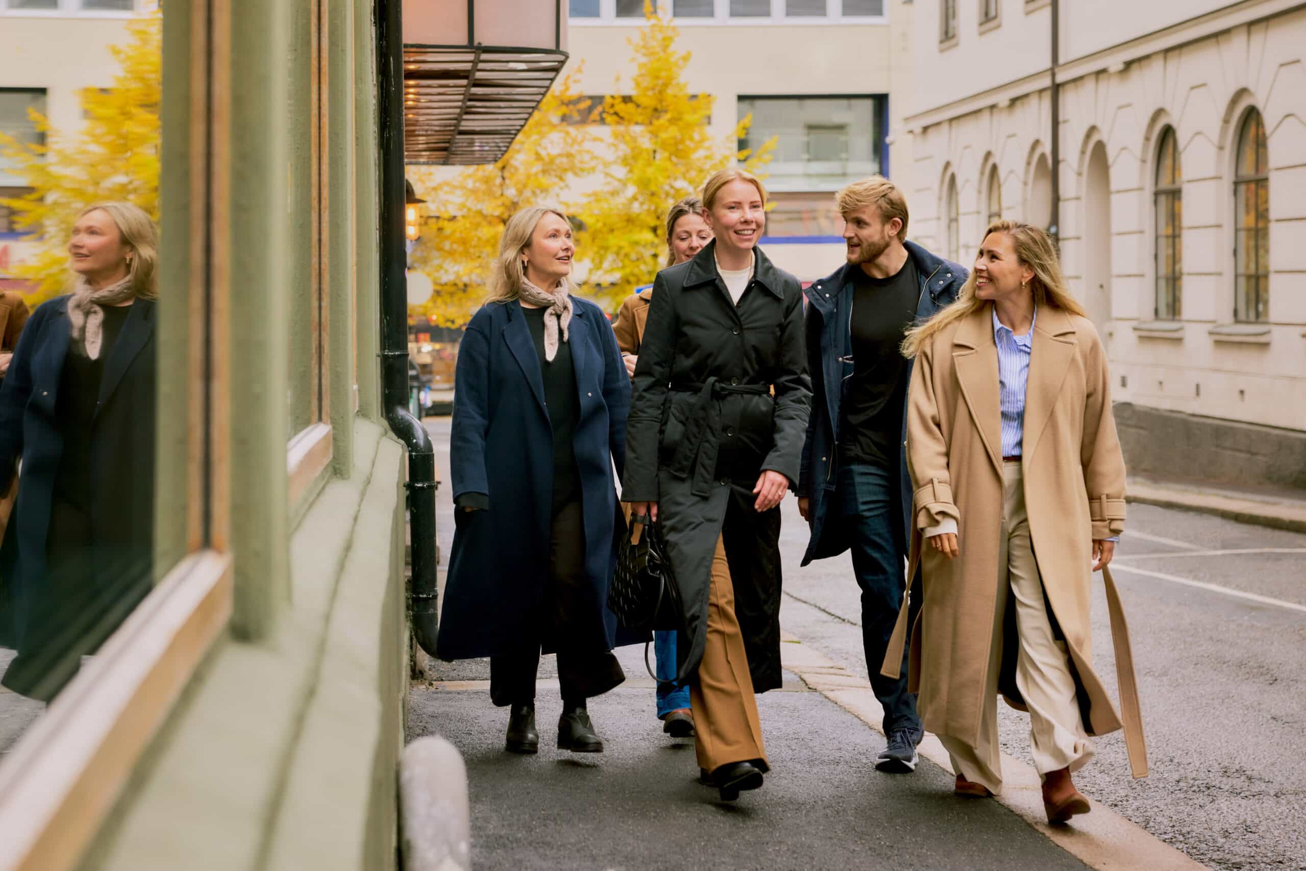 Gruppe mennesker som går sammen utendørs
