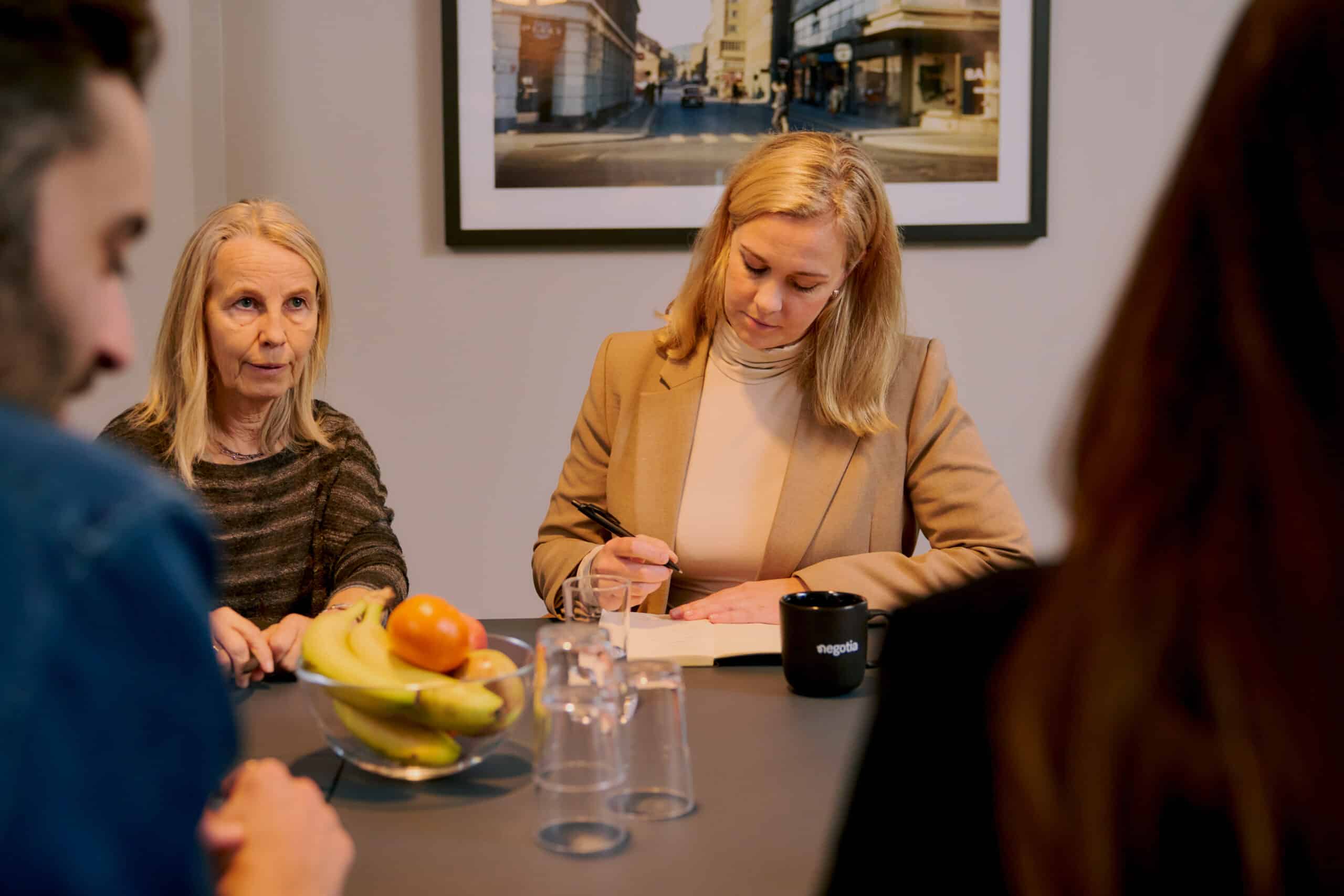To damer som sitter i et møte